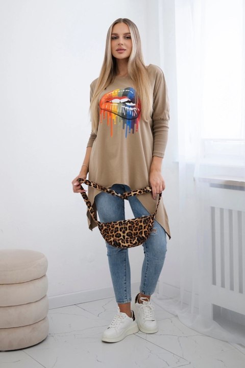 Bluzka oversize z nadrukiem tęczowych ust camelowa Bluzka oversize z nadrukiem tęczowych ust camelowa