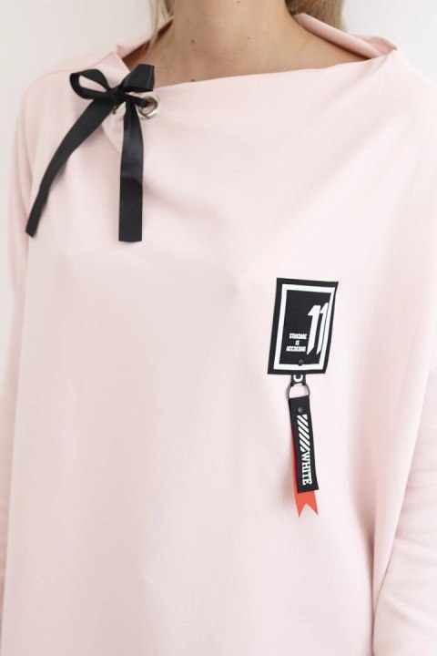 Bluza oversize z asymetrycznymi bokami pudrowy róż Bluza oversize z asymetrycznymi bokami pudrowy róż