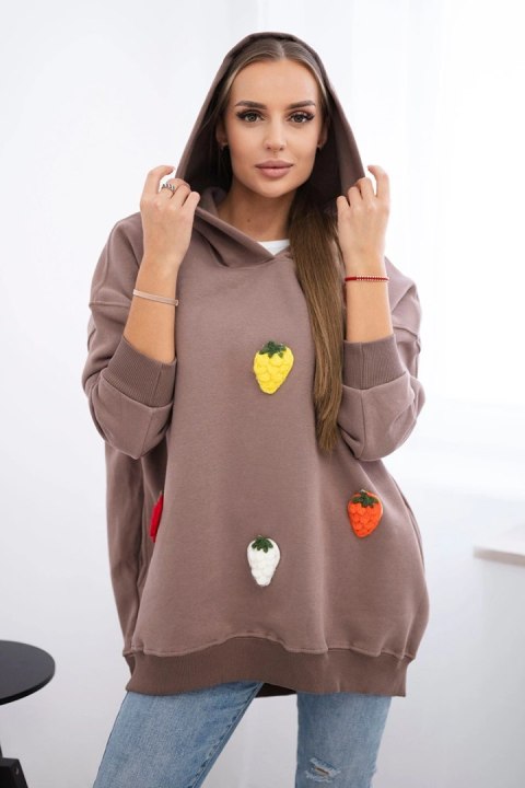 Bluza ocieplana z motywem truskawek mocca Bluza ocieplana z motywem truskawek mocca
