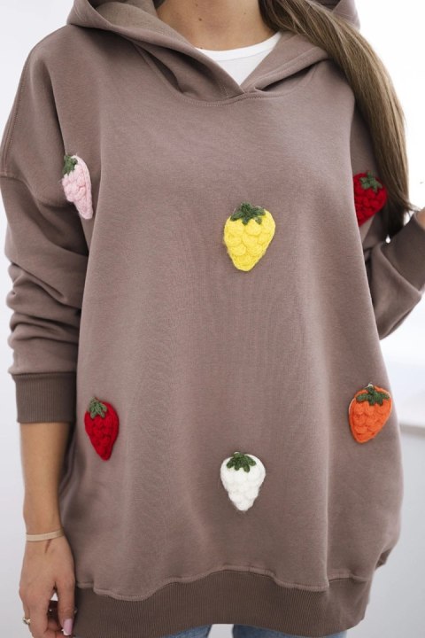 Bluza ocieplana z motywem truskawek mocca Bluza ocieplana z motywem truskawek mocca